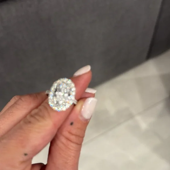 IGI 5.32 carats lab grown stone with natural diamond setting